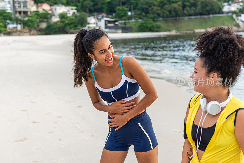 美丽的巴西女人穿着运动服在海滩上一起锻炼