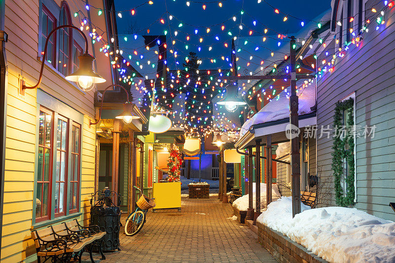 美国科罗拉多州的Breckenridge，冬季夜晚的市中心街道