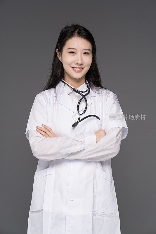 年轻的中国女医生握了握手，微笑着看着摄像机