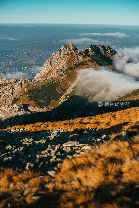 塔特拉山脉和阳光的秋景。云朵飘浮于山峰之上