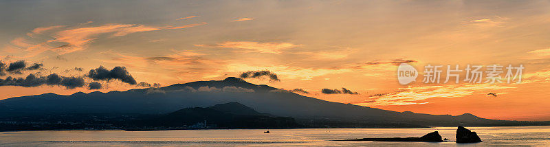 济州岛的大海和汉拿山的全景