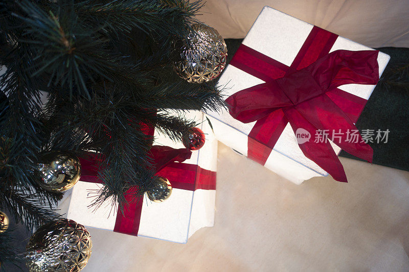 圣诞惊喜礼物pıockets与圣诞树的背景。