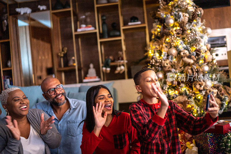 家人在圣诞节在家视频通话