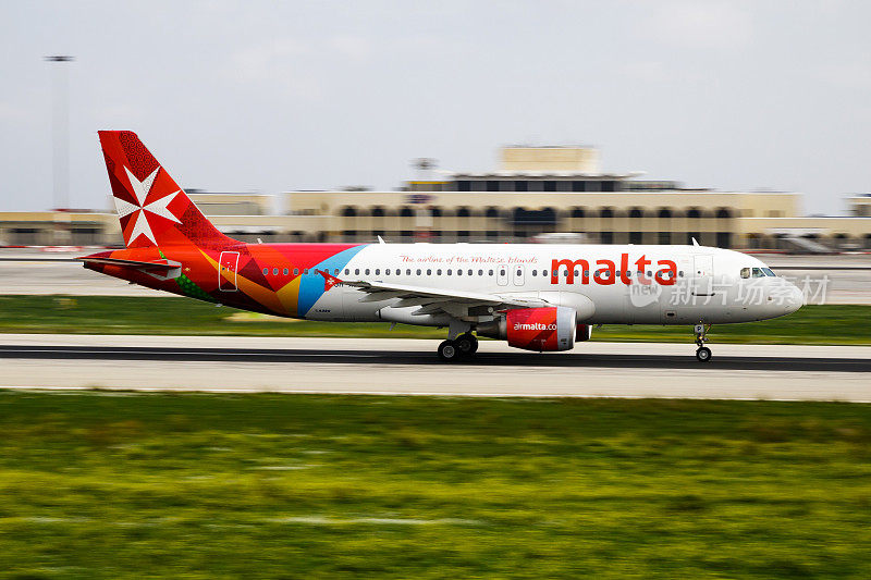 马耳他航空公司的一架客机在机场降落。飞行旅行日程。航空和飞机。航空运输。全球国际运输。飞和飞行。和着陆。