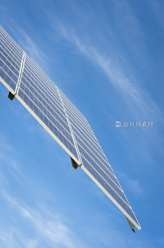 蓝天下的太阳能电池板。
