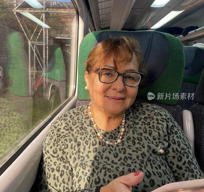 有吸引力的西班牙裔年老女性乘坐火车