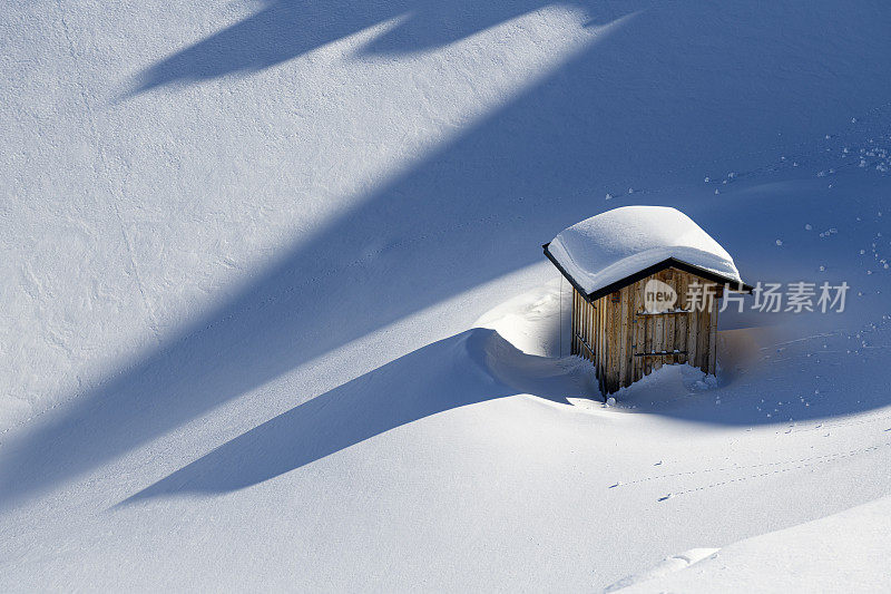 白雪覆盖的小屋