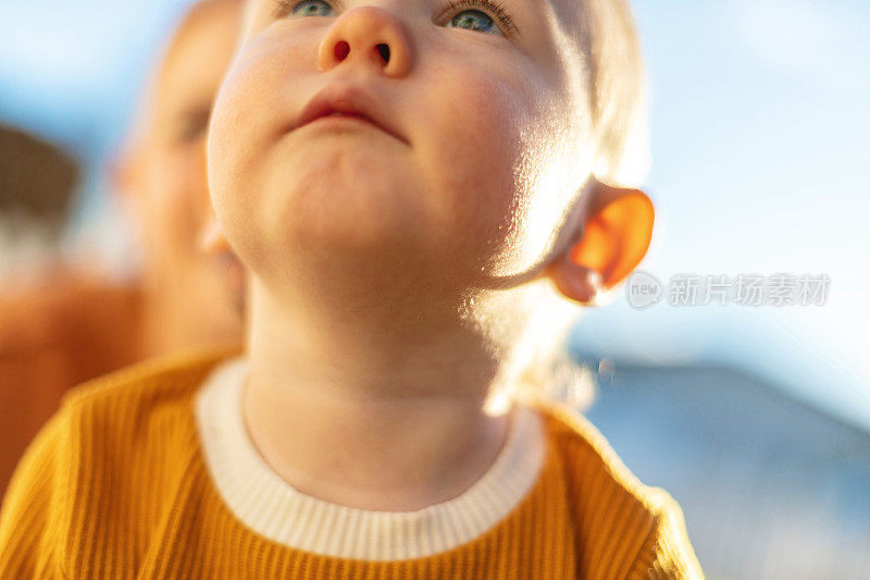 夏末初秋，母子和外婆一起在院子里玩耍