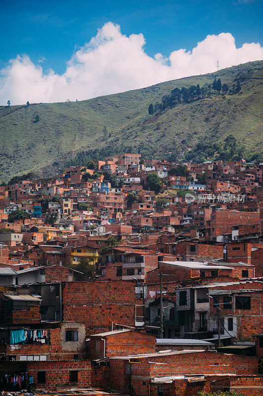 哥伦比亚麦德林(Medellin)科穆纳(Comuna)山上的房屋