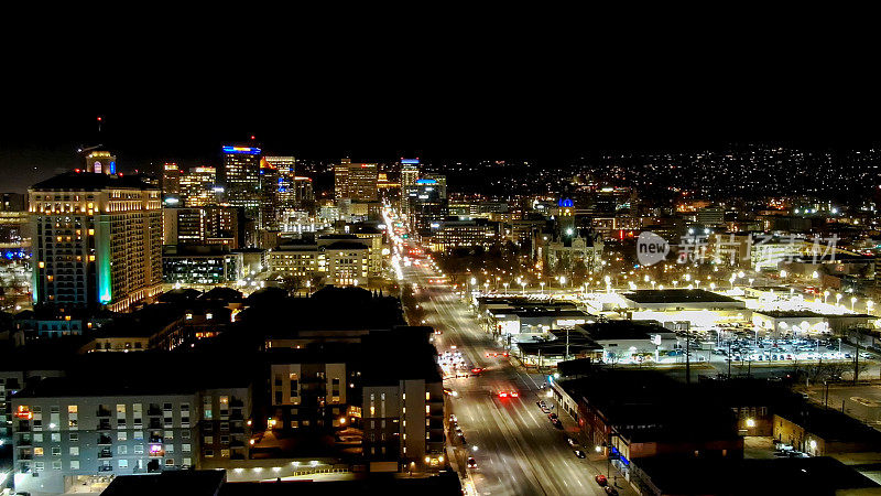 无人机夜间在犹他州盐湖城市中心拍摄