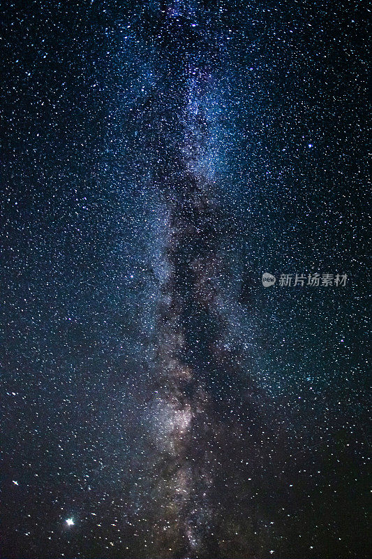 夏天的星空。天上的星星。美丽的夜晚景观。长时间的曝光。银河系。抽象的背景。深空