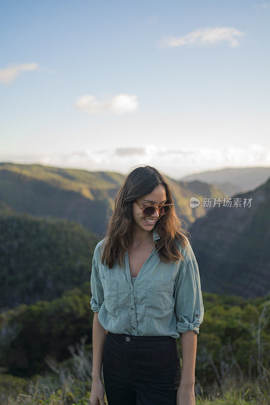 女徒步旅行者在热带雨林的观察点上放松