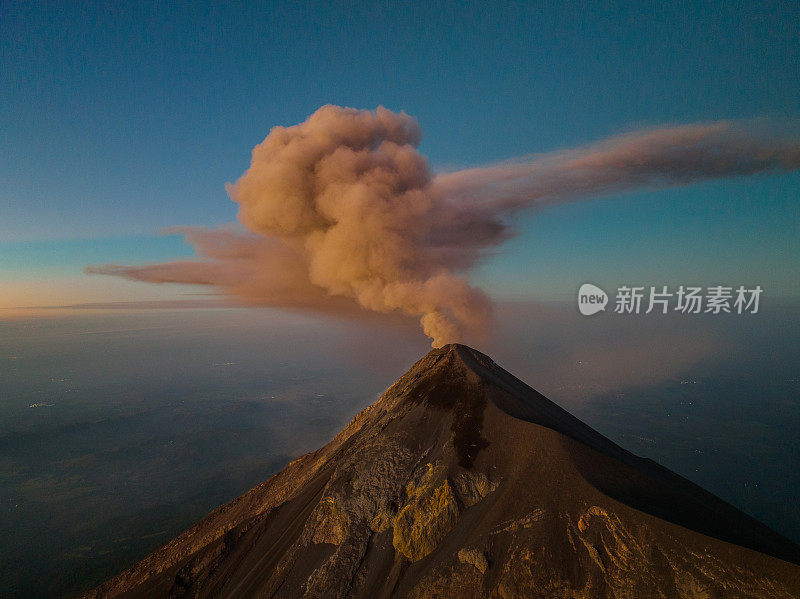 航拍危地马拉富埃戈火山喷发