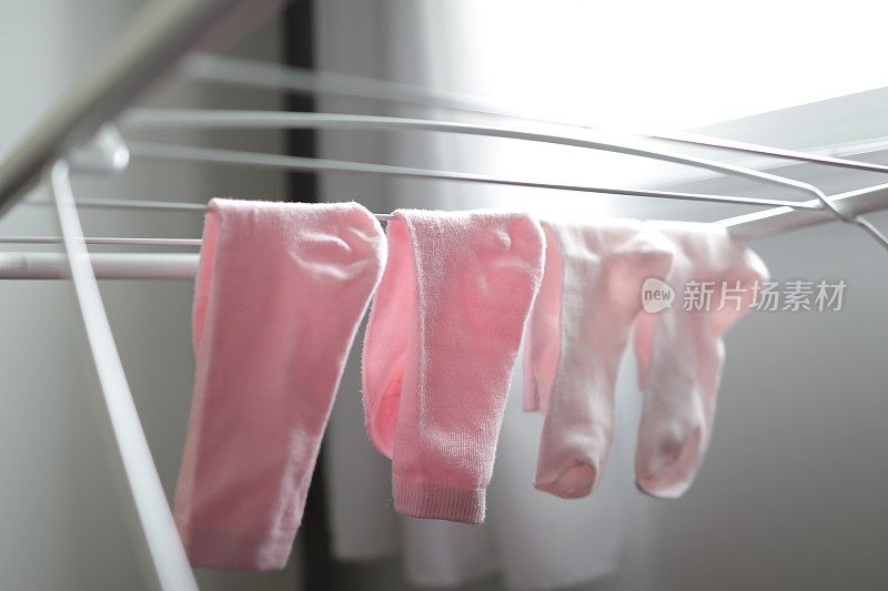 在加拿大的洗衣日，两双粉红色的袜子
