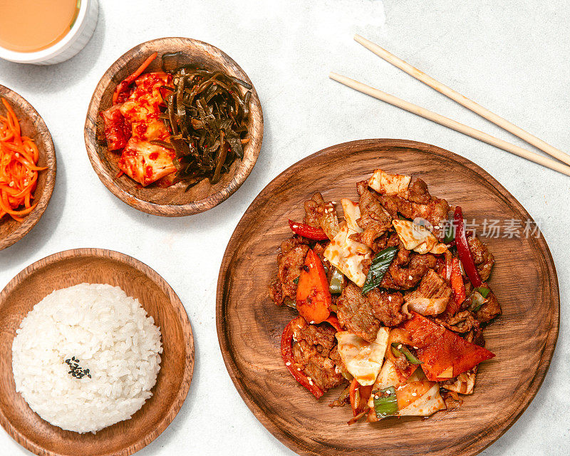 韩式泡菜:泡菜白菜配肉，配炒饭。前视图。