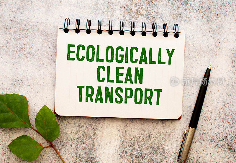 植物和一个写着“生态清洁运输”的记事本