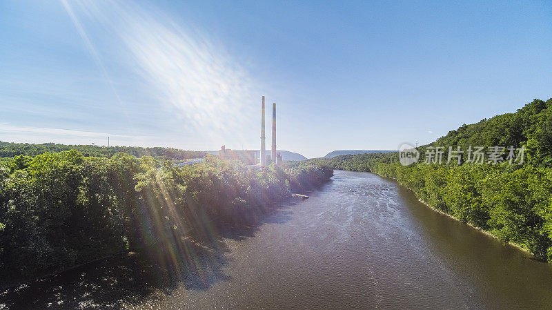 一个阳光明媚的夏日，河边的热电厂。美国新泽西州边境附近的宾夕法尼亚州特拉华河鸟瞰图。