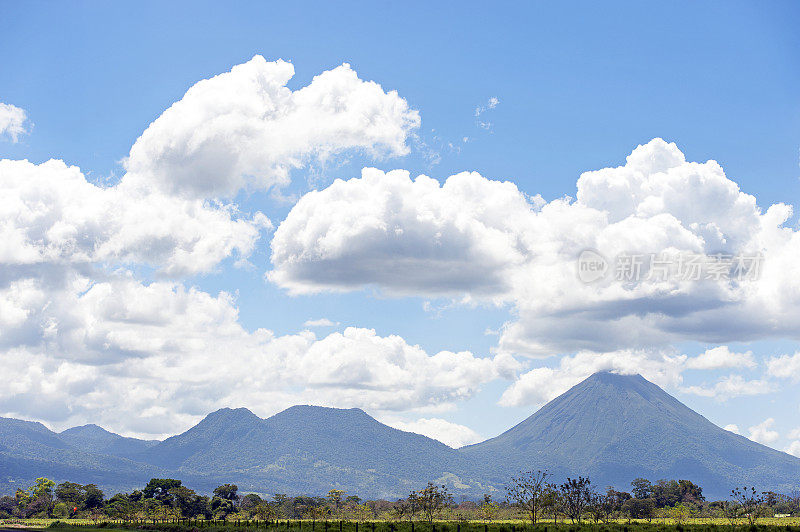 阿雷纳火山云景，阿雷纳尔，哥斯达黎加。