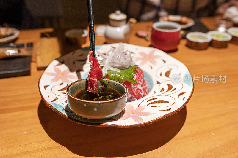 餐厅里的日本烤肉或烧牛肉串