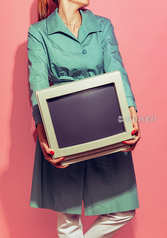 彩色形象的女人持有复古电脑显示器孤立在淡粉色的背景