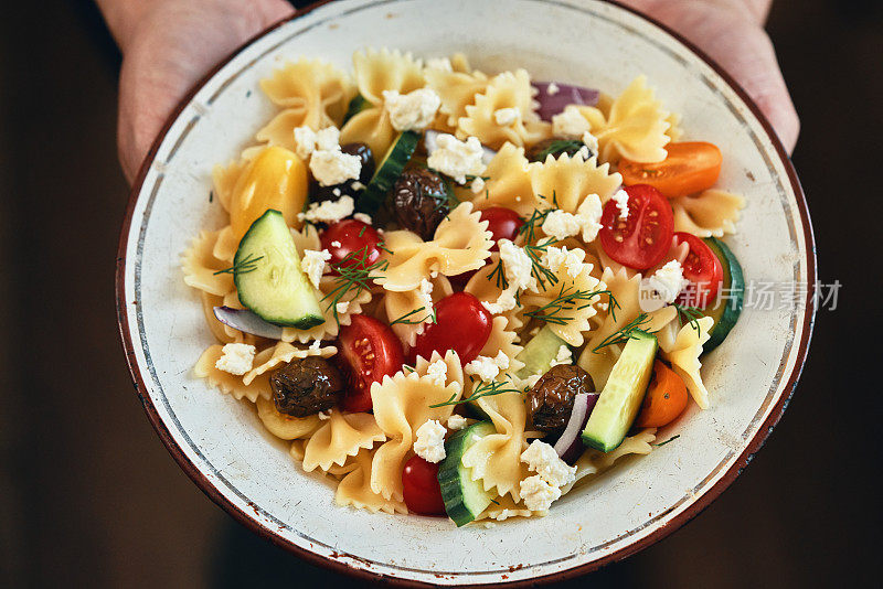 希腊沙拉配意大利面，番茄，黄瓜，甜椒，橄榄和菲达奶酪