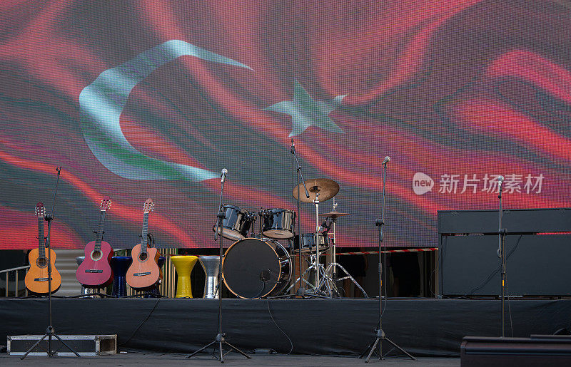 土耳其国旗在led屏幕上，音乐设备准备在舞台上表演。