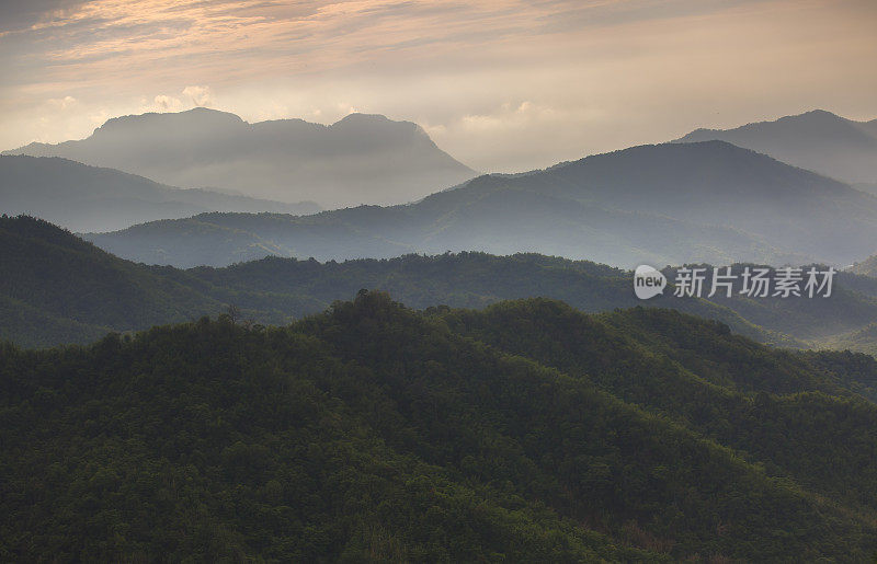 泰国碧差汶省考科区日出时美丽的山景