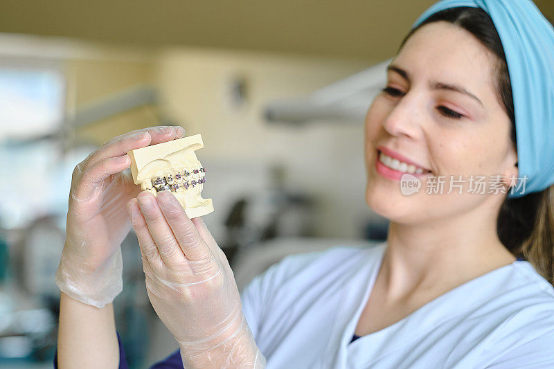 牙科医生研究牙槽模型