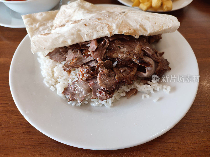 传统土耳其烤肉串与饭抓饭在伊斯坦布尔土耳其