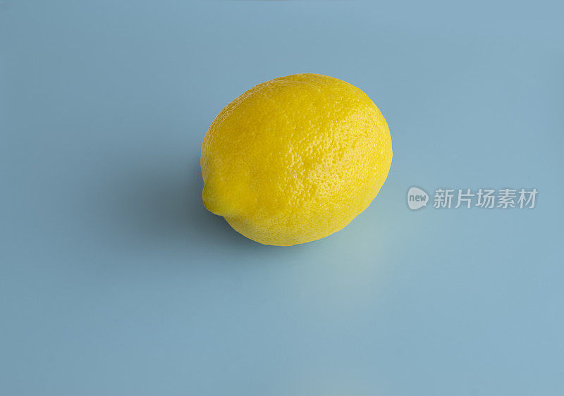 淡蓝色背景的柠檬