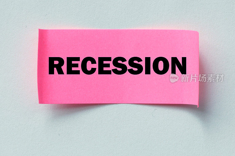 粉红色的小纸片上写着经济衰退。