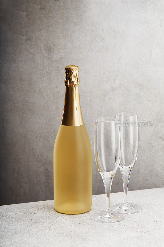 香槟瓶和玻璃杯