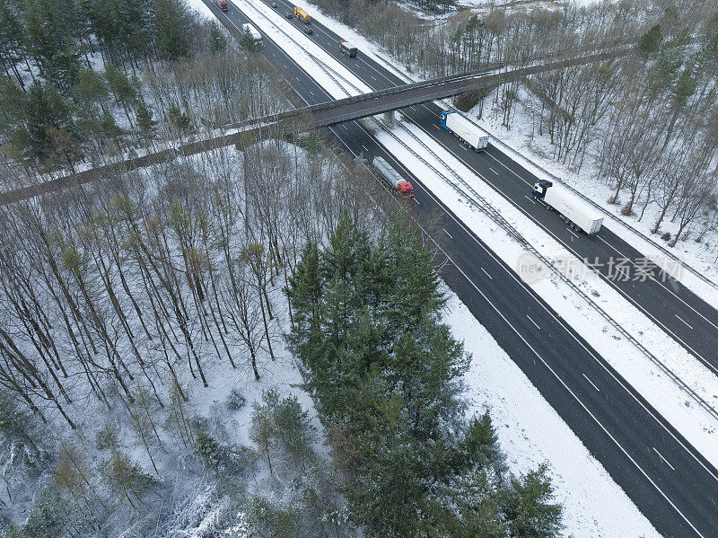 从上面看，高速公路穿过雪林景观