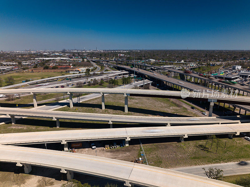 无人机拍摄的德克萨斯州休斯顿的高速公路立交
