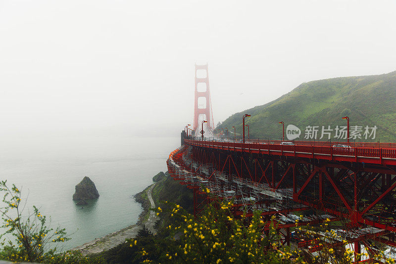 加州旧金山，晨雾中金门大桥上的汽车风景