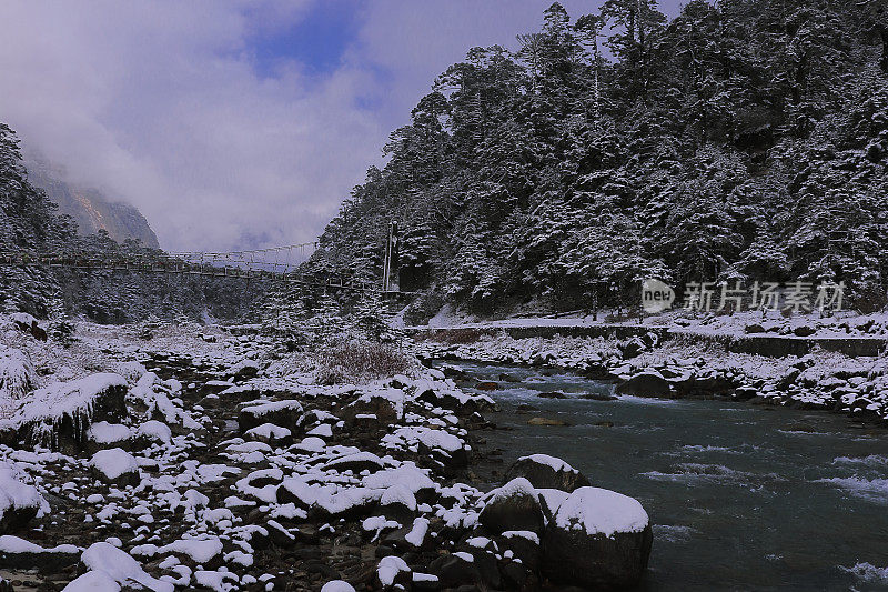 拉崇楚河流经白雪覆盖的yumthang山谷，美丽的山谷位于印度锡金北部拉崇山站附近