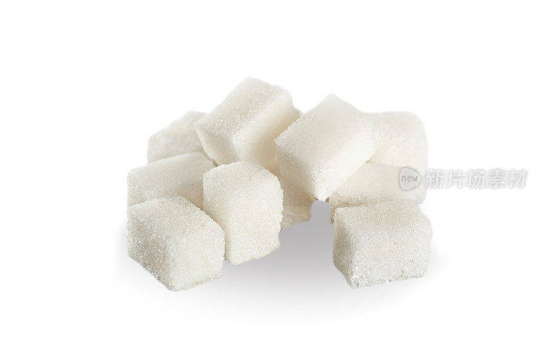 一块块精制白糖单独放在白色的背景上