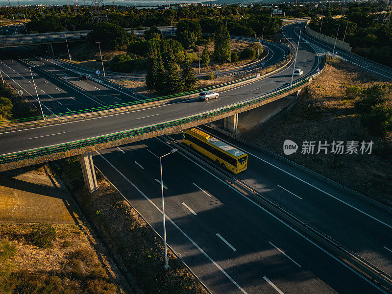 高速公路上空的航拍图像，以及与葡萄牙南部其他目的地的不同连接