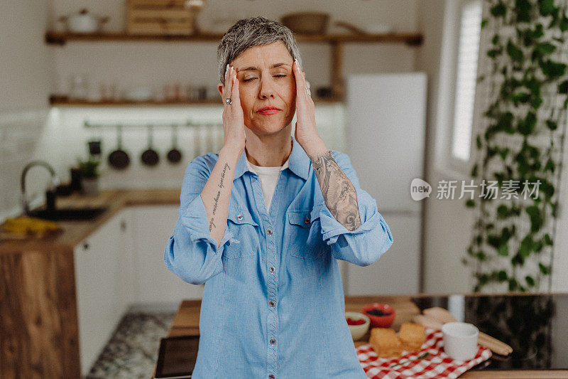 老年女性经历疼痛