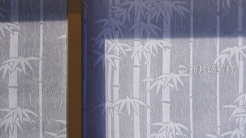 复古房内玻璃墙后竹林图案的白桑纸遮阳帘表面的阳光和阴影