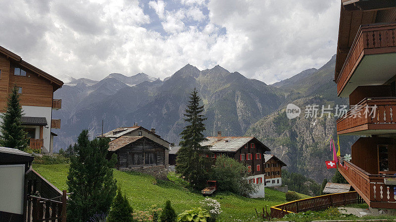 典型的瑞士村庄，木屋建在崎岖的高山斜坡上。
