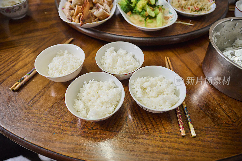 一个多代同堂的亚洲家庭在一起吃饭。