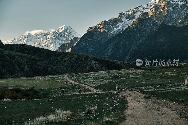 通往雪山的弯道