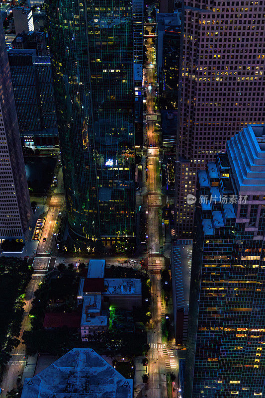 休斯顿市中心灯火通明的街道