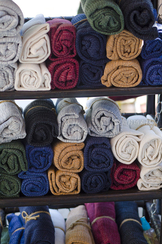清迈市场上五颜六色的泰国羊毛包
