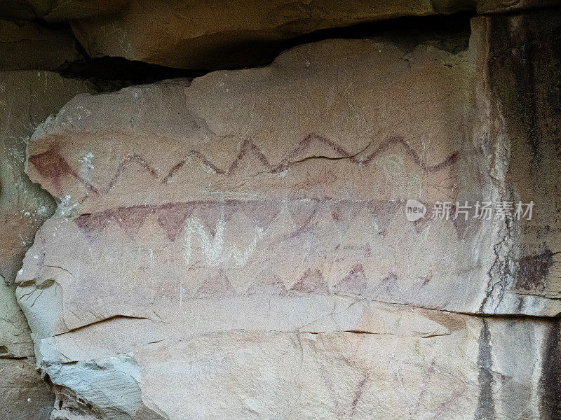 尤特风格的石刻和象形文字。犹他州汤普森峡谷的Sego站点。