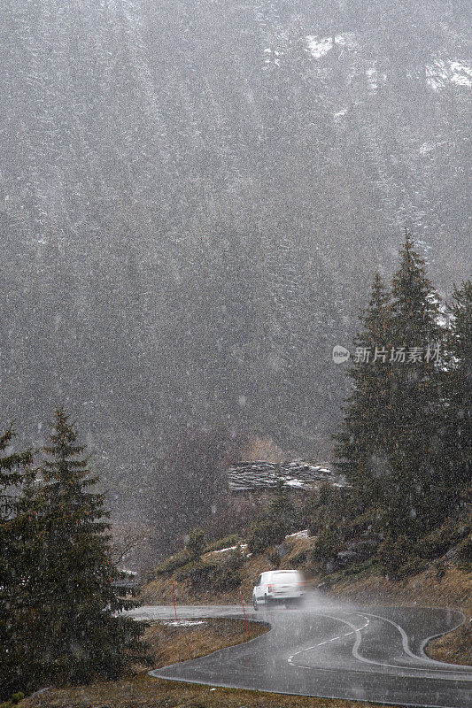 汽车在湿滑的山路上行驶