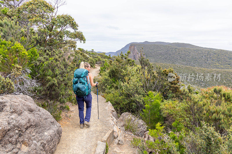 “宁静之路:一位年轻女子穿越塔斯马尼亚令人惊叹的荒野之旅”