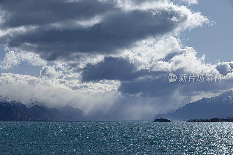 新西兰，普卡基湖上空乌云密布