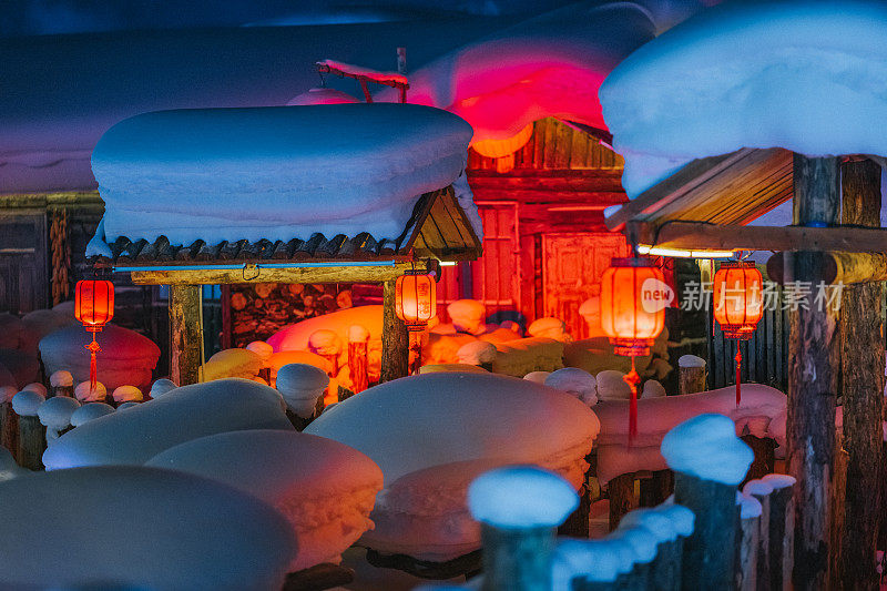 冬季雪乡雪乡，中国的灯笼，深雪的夜晚，五彩缤纷的灯光，白雪覆盖的小屋
